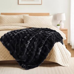 LâAGRATY Faux Fur and Velvet Quilt Set