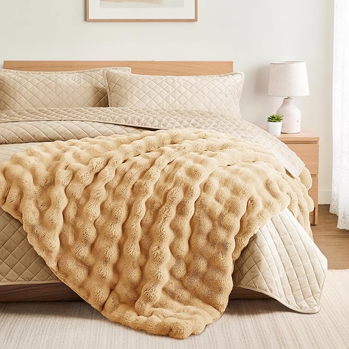 L'AGRATY Faux Fur Blanket and Velvet Quilt Set